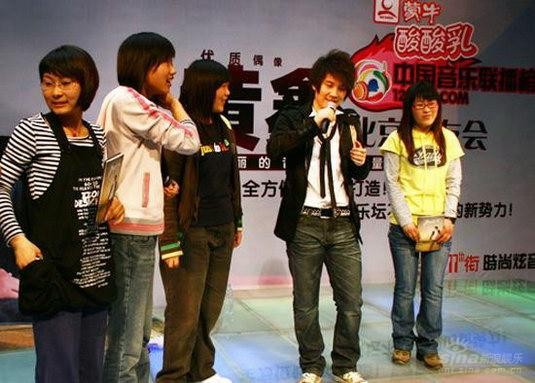 与歌迷互动