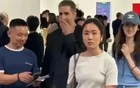 原来刘强东老婆现实中长这样，身材有点干瘪。