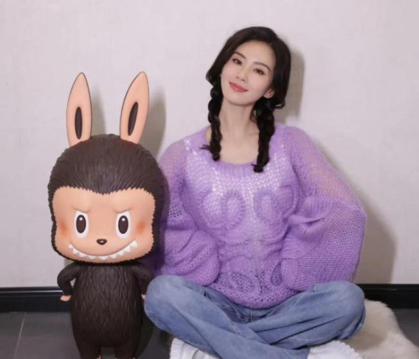 刘忻彩排腰上挂labubu 明星收藏引争议