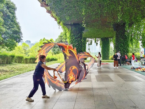     在五象湖公园内，许多爱好健身的市民正在练习彩绸舞。   本报记者叶子榕 摄