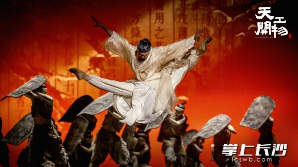 让观众在感受“摆脱地心引力”的血脉压制的同时彻底入戏。
