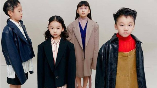 董璇4岁女儿时尚杂志曝光，穿西装气场超强，五官精致很有明星相