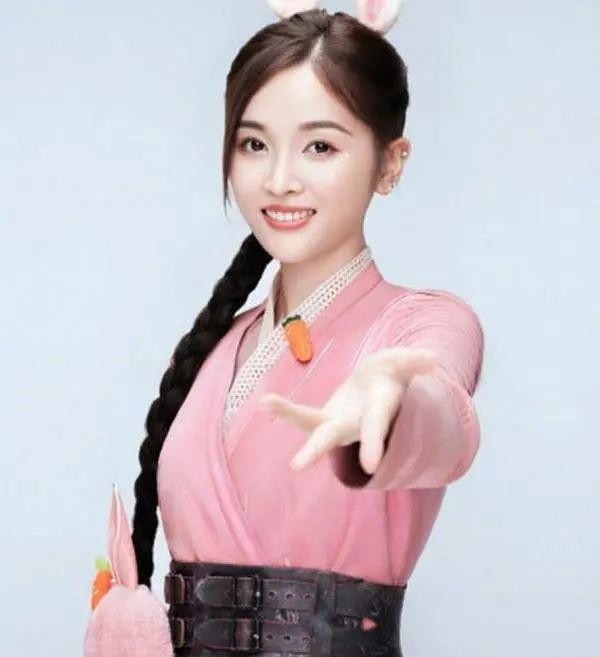 女团转演员资源对比，吴宣仪或成为下一个爆款小花？