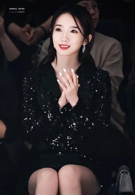 女团转演员资源对比，吴宣仪或成为下一个爆款小花？