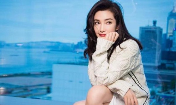 娱乐圈洁癖最严重的六大明星，家里沙发不让坐，她用酒精擦酒店