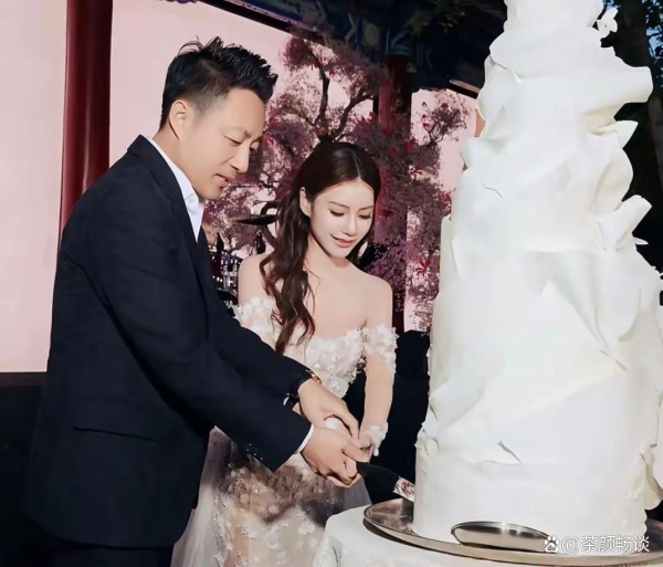 汪小菲夫妇别墅宴客：烤全羊香飘四合院，新婚生活烟火气中见温情