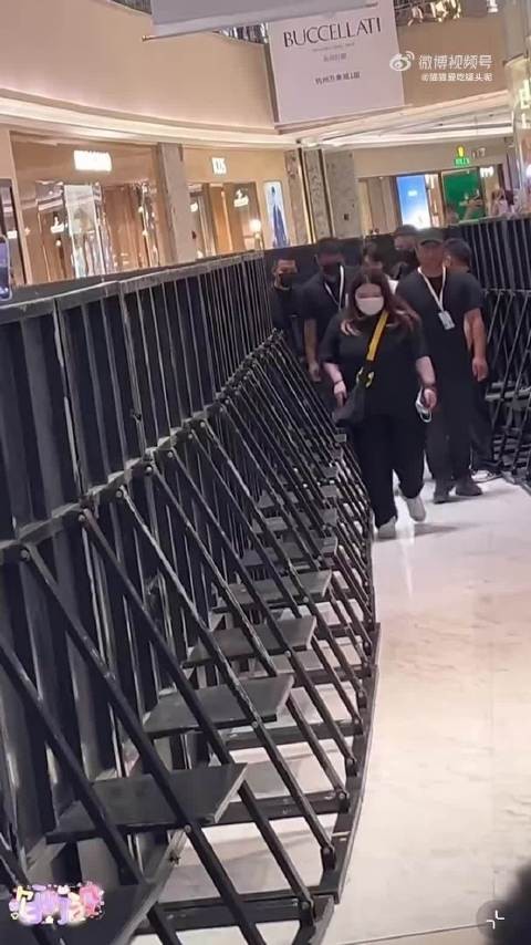 王俊凯穿刺绣新中式白西装亮相,纯净感十足
