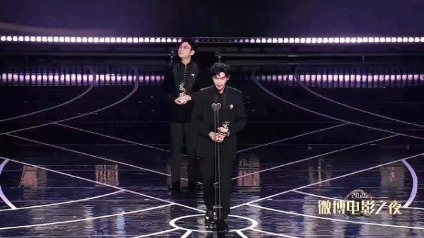 张若昀亮相引热议，大鹏笑容满面