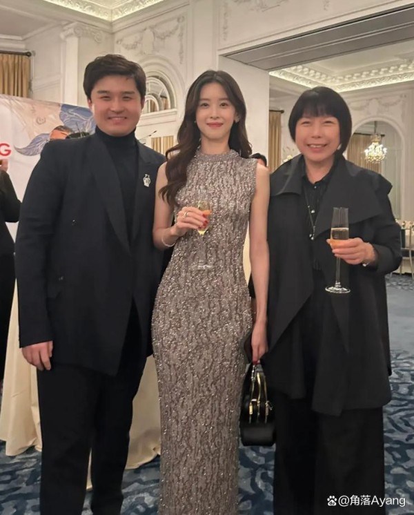 31岁章泽天在伦敦举办时尚晚宴，身着银色长裙，气质优雅大方