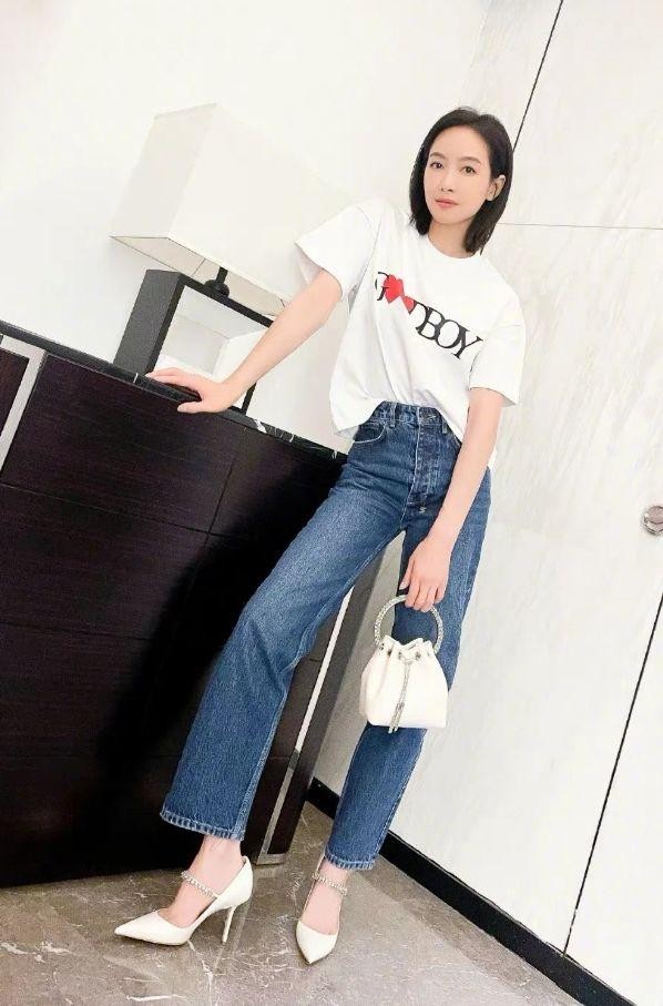 宋茜升级版“亚洲蹲”，双腿像开了加长特效，一般人做不到