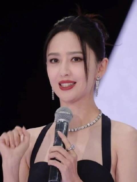 佟丽娅露背礼服亮相红毯，舞者肩颈线条引赞叹