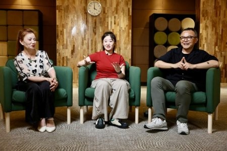 　　6月14日，导演周洪波、姚启凤及妈妈（从右至左）接受华西都市报、封面新闻记者专访。 张挺摄