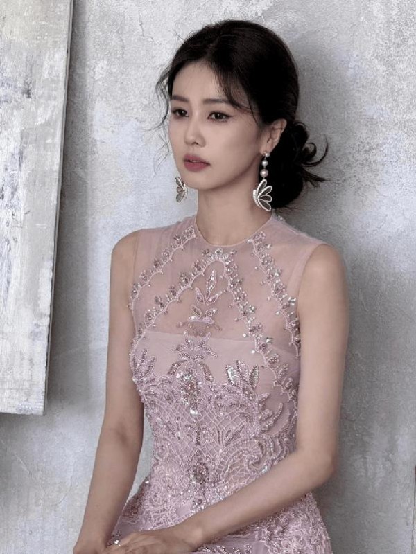 白鹿选对造型太惊艳，穿粉色轻纱犹如韩剧少妇，换风格美出新高度
