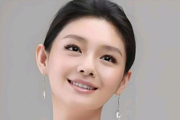 “一句签名引发热议，大S朋友圈更新藏何深意？网友解读各异！”