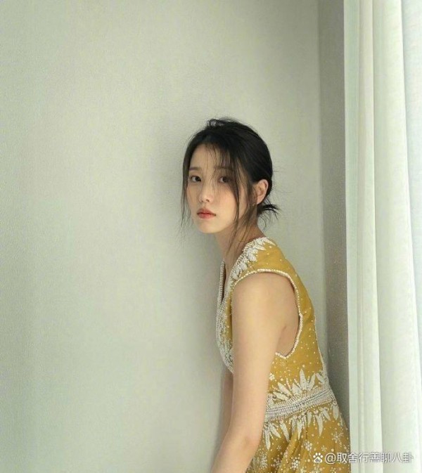 李知恩庆祝出道15年，穿深黄裙魅力十足，时间未在其脸上留下痕迹