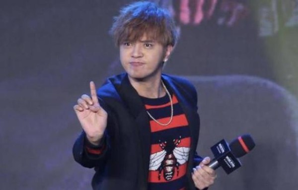 娱乐圈有洁癖明星，他从不在外面上厕所，而她洗澡要用进口矿泉水