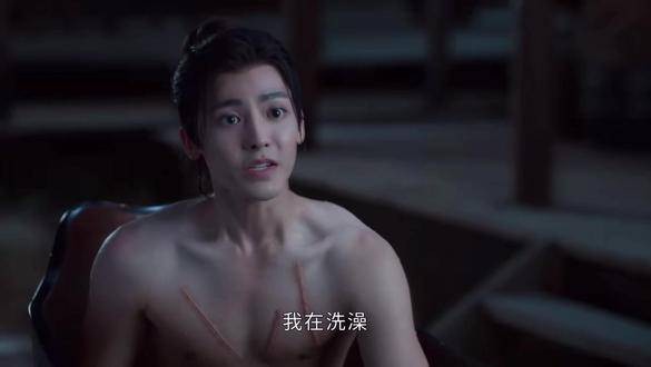 女子观看他人洗澡引关注