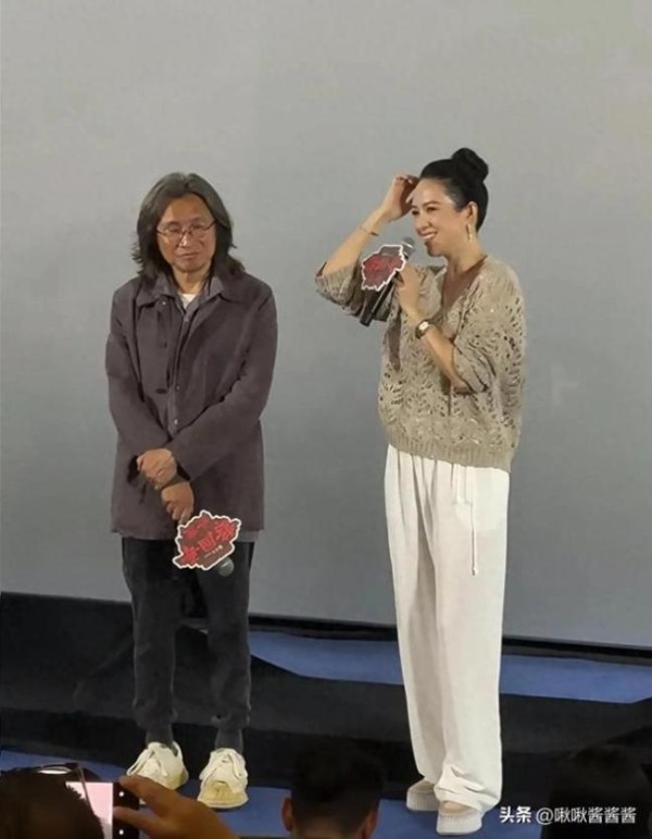 章子怡带9岁女儿醒醒参加上影节