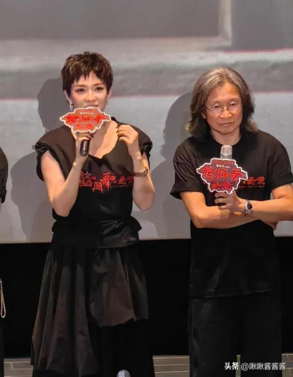 章子怡带9岁女儿醒醒参加上影节 母女同框电影首秀