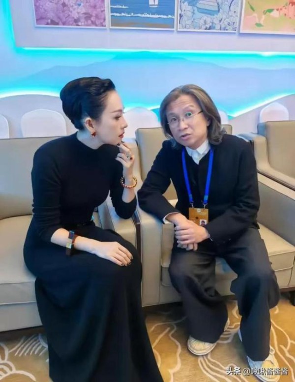 章子怡带9岁女儿醒醒参加上影节 母女同框电影首秀