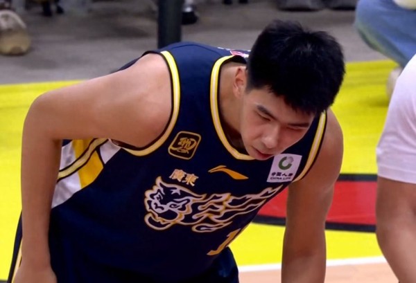 制霸全场！广东冠军中锋荣膺MVP，杜锋为何舍弃徐昕？