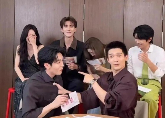 本以为明星探班都是提前安排好的“走过场”没想到曾舜晞和梁永棋真来了一场说走就走