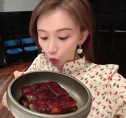 以前在综艺里听蔡康永说，林志玲喜欢吃肥得流油的肥肉，我还不相信，觉得女明星都要保