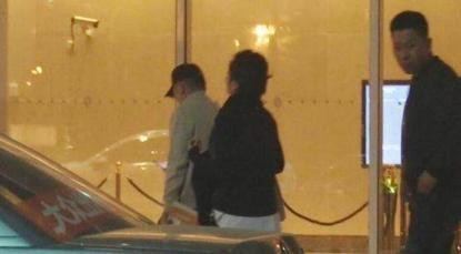 对明星夫妻或者情侣来说，去对方剧组探班时是一件很幸福的事吧！