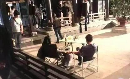 对明星夫妻或者情侣来说，去对方剧组探班时是一件很幸福的事吧！