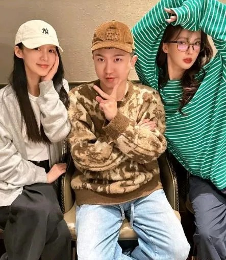wo说我喜欢李：娱乐圈的人脉之称张大大再次晒出与美女明星的合照，这次是与李沁和金晨的合照，引发网友热议。
在这张合照中，张大大、李沁和金晨三位明星并肩而立，笑容灿烂。他们的颜值各有千秋，张大大阳光帅气，李沁清新脱俗，金晨则时尚抢眼。不仅如此，他们之间的深厚友情更是让人羡慕。在娱乐圈这个充满竞争和压力的地方，能够拥有如此亲密无间的友情实属难得。从照片中可以看出，三人关系十分亲密，仿佛是一艘友谊的小船...