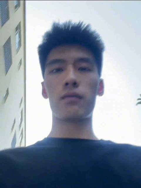 这哥们长得好像王安宇啊!