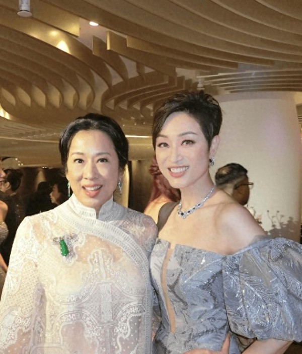 女神也疲惫？陈法蓉雨中拍戏显老态，揭秘TVB新剧幕后艰辛