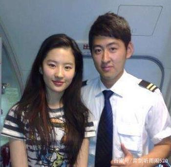 她们身为明星，空姐与其合照定标准，如今有些照片真尴尬