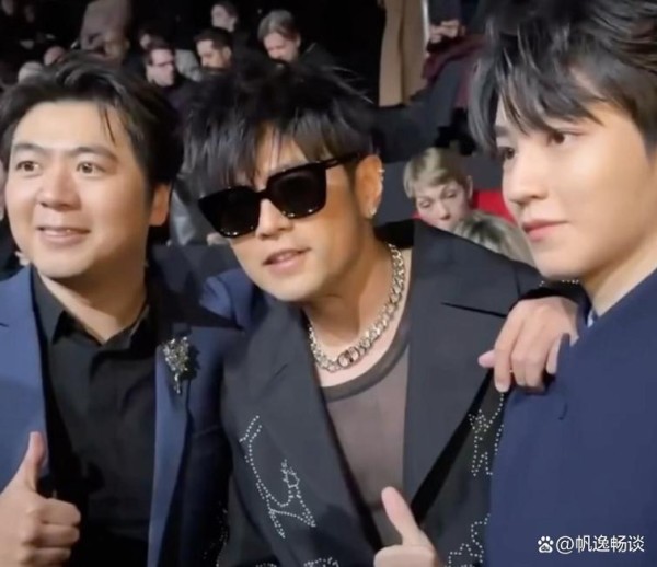 王俊凯这是什么神仙上班路！又和周杰伦合影啦