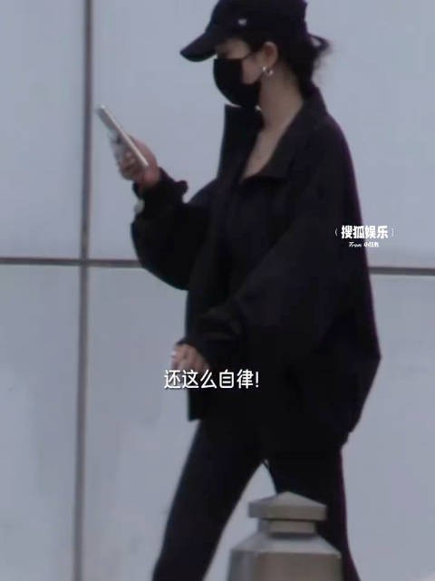 杨幂被拍频繁出入健身房,21日新片《酱园弄》全国上映