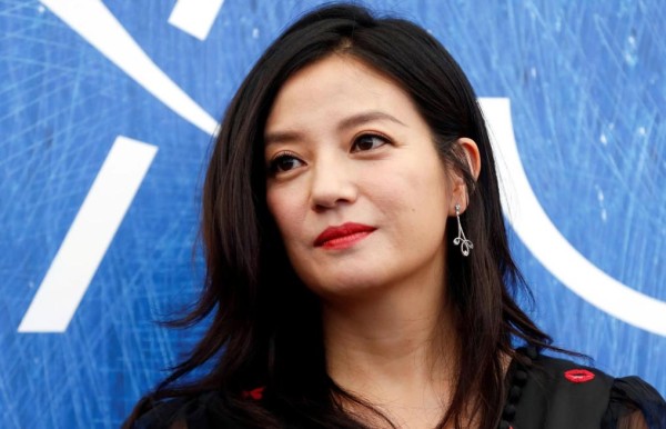 赵薇香港豪宅拍卖结果出炉，低价成交引关注，本人现身衣着宽松