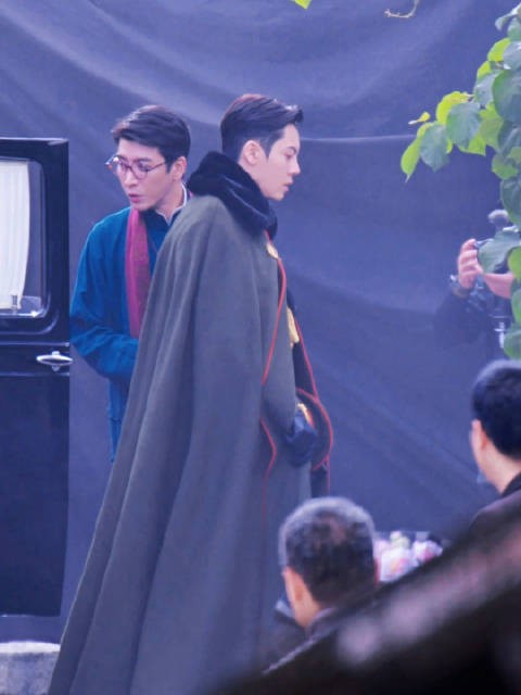 八爷接张大佛爷下车,陈伟霆披风制服造型太帅了