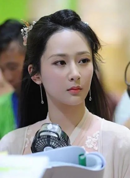 《亲爱的客栈》杨紫节目中爆出娱乐圈潜规则，网友：表示无法接受