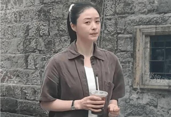 蒋欣素颜暴击！憔悴怒视镜头网友炸锅，私下真实状态藏玄机