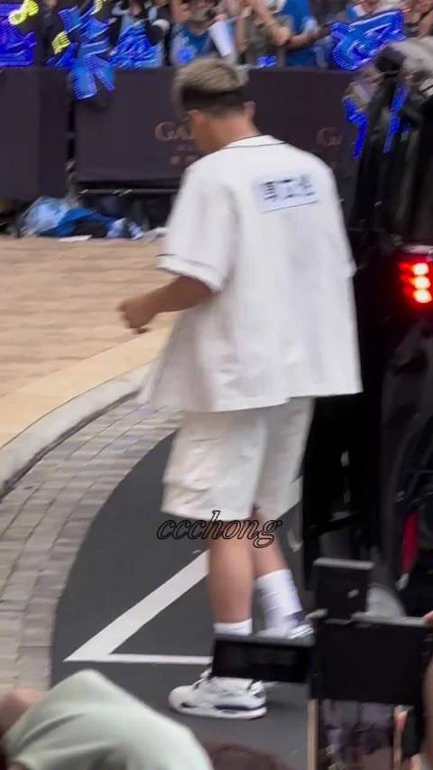 范丞丞红发白衬衫亮相跑男澳门录制