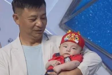 李大双高调晒娃，怀抱孩子满脸笑容，53岁前妻李琳后悔了吗？