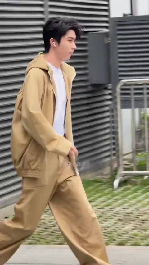 马嘉祺黄色套装亮相歌手第六期
