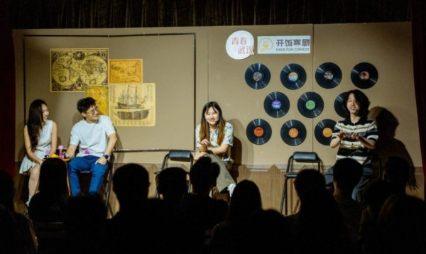 活动中，喜剧演员（右一和右二）现场即兴演绎。图/青春武汉提供