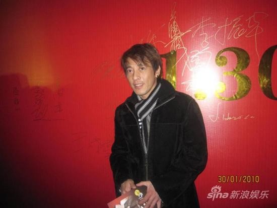 吕颂贤和刘思彤出席保剑锋《手机》首演(图)