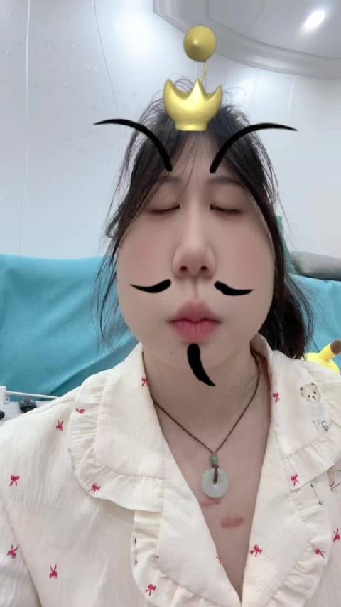 在家根本就不想化妆 但是这个热闹也要凑