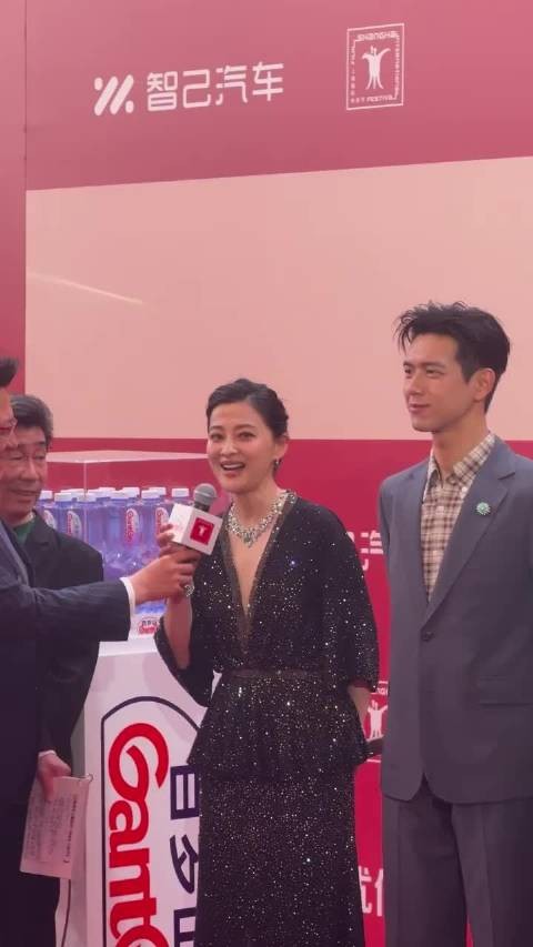 梅婷章子怡同框显老态，颈部皱纹明显引关注