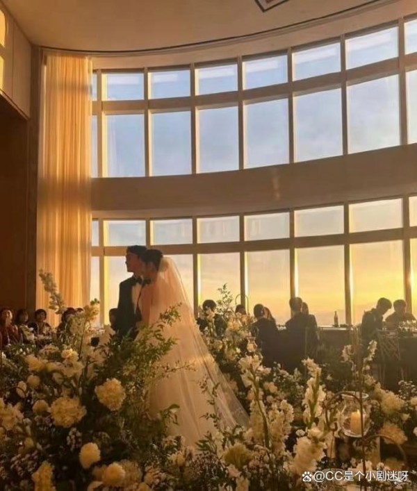 EXO盛装出席经纪人婚礼，印证兄弟情深团队凝聚力强！