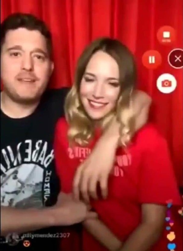 男星与妻子拍照时突然动粗