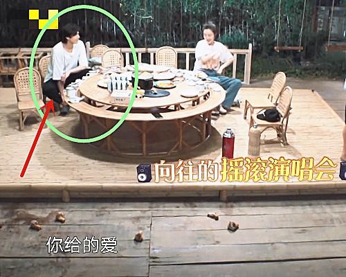 《向往》关系有多现实？大家和彭昱畅一起唱歌，只有一人融不进去