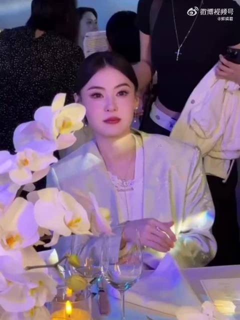 张柏芝简直逆生长啊!皮肤状态简直20+,每次都要感叹骨相天花板